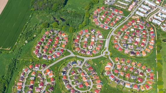 Wohngebiet mit Einfamilienhäusern am Stadtrand, Luftbild, Lübeck, Schleswig-Holstein © picture alliance Foto:  imageBROKER | Holger Weitzel