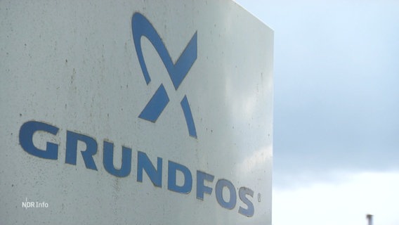 Schild mit dem Logo der Firma Grundfos. © Screenshot 