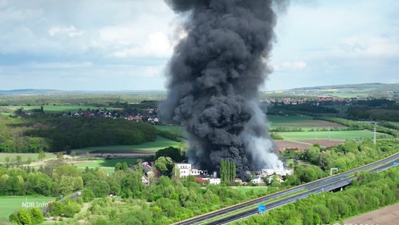 Aufnahme des Brandes einer Chemiefabrik in Braunschweig mit einer riesigen, schwarzen Rauchsäule. © Screenshot 