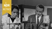 NDR Retro: Eine Frau im Laborkittel und ein Mann im Anzug vor einem Experiment © NDR 