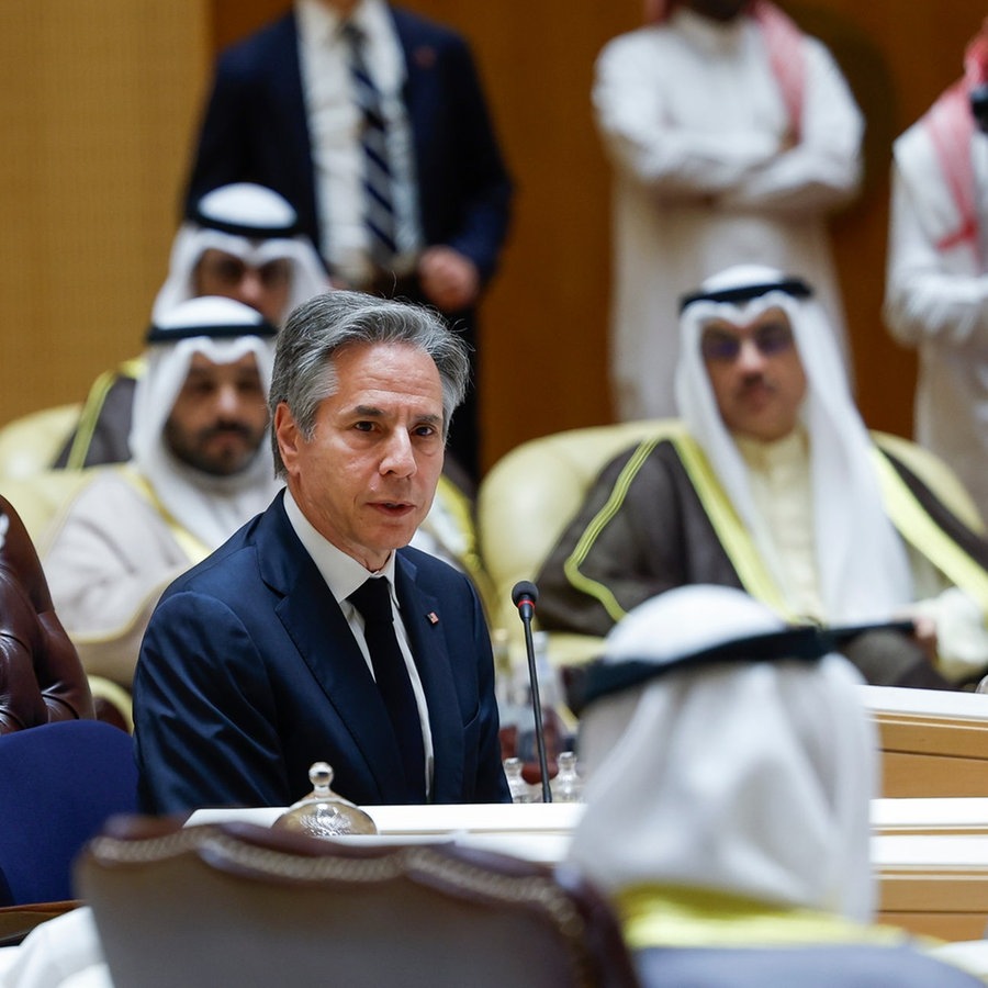 Antony Blinken (M), Außenminister der USA, nimmt an einem gemeinsamen Ministertreffen mit seinen saudischen Amtskollegen teil. © picture alliance/dpa/Pool REUTERS/AP | Foto:  Evelyn Hockstein