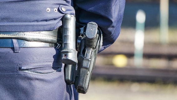 Ein Polizist trägt ein Standardgürtelholster mit seiner Dienstwaffe. © panthermedia Foto: Lukassek