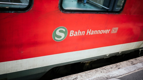 Eine S-Bahn steht an einem Bahnsteig. © NDR Foto: Julius Matuschik