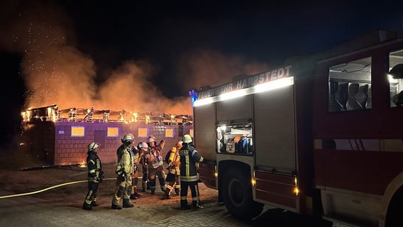 Feuerwehrleute löschen ein Feuer in einer Kampfschule in Harpstedt. © Feuerwehren der Samtgemeinde Harpstedt. 