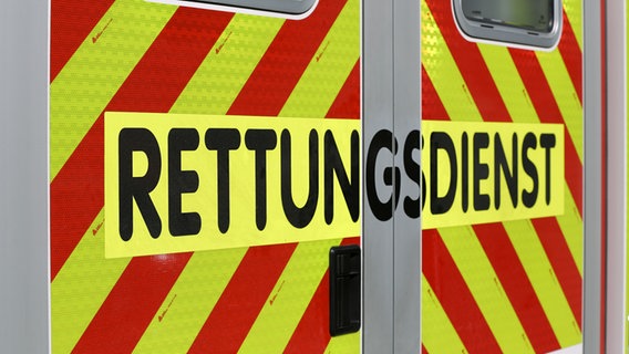 Schriftzug "Rettungsdienst" steht auf einem gelb-rot gestreiften Einsatzfahrzeug. © NDR Foto: Pavel Stoyan