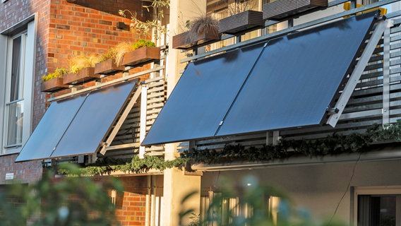 Solarmodule eines Balkonkraftwerke an einem Mehrfamilienhaus. © picture alliance / imageBROKER Foto: Robert Poorten
