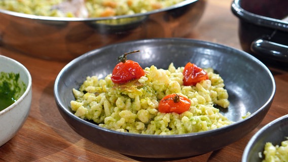 Dinkel-Spätzle mit Bärlauch und Kirschtomaten © NDR Foto: Florian Kruck